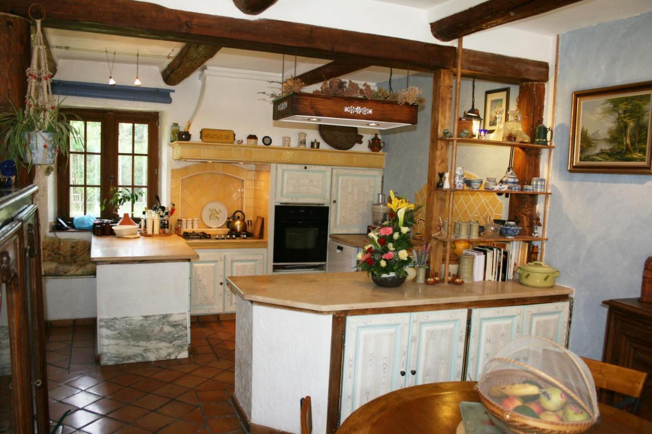 Le Mas De La Cigale Bleue, Caumont Sur Durance Bed and Breakfast Buitenkant foto