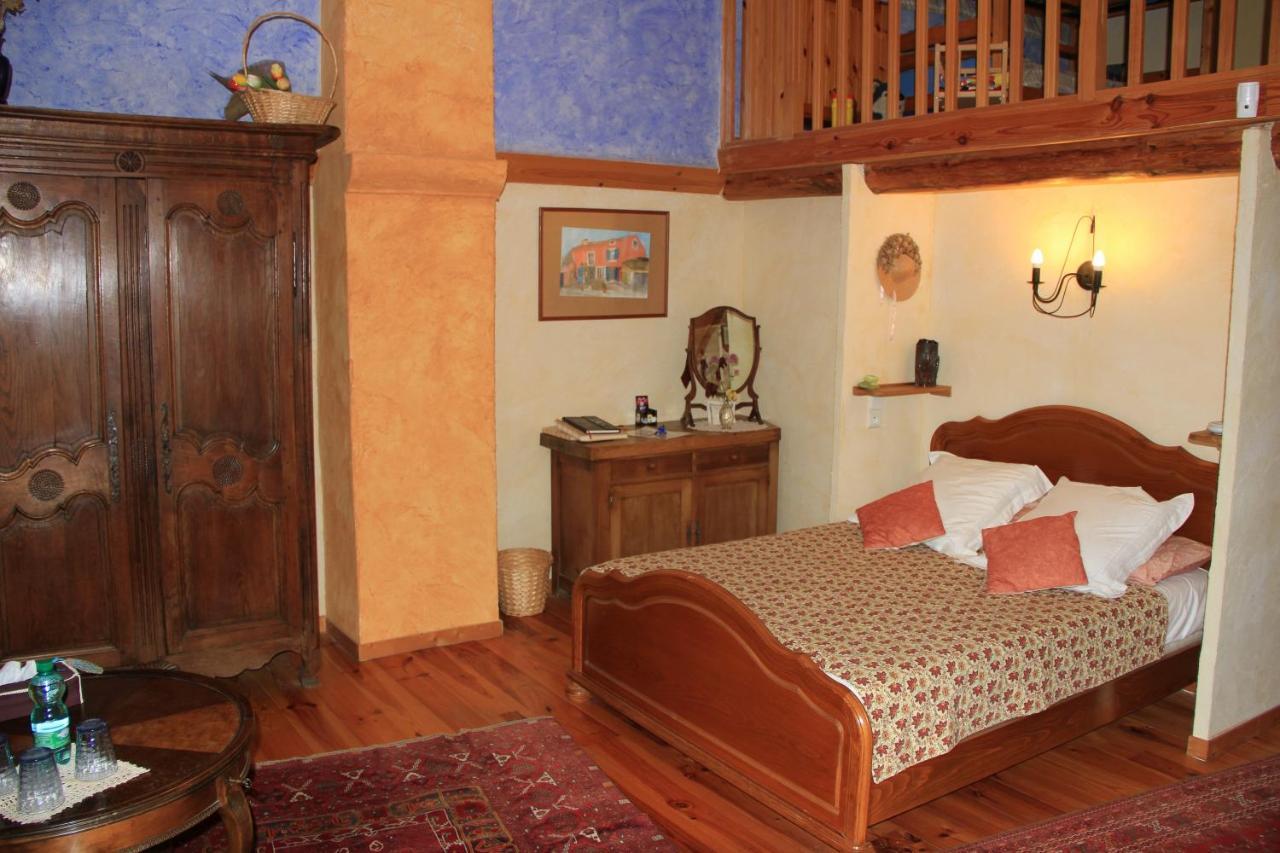 Le Mas De La Cigale Bleue, Caumont Sur Durance Bed and Breakfast Buitenkant foto